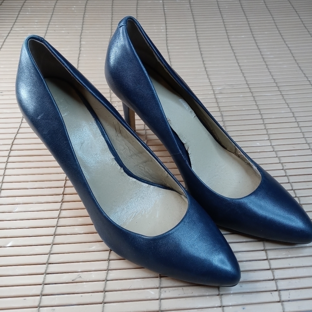ANN TAYLOR Classic BLUE MILA LEATHER 4" heel PUMPS sz 8B. Inside lining some pee